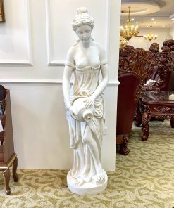 Đắp tượng cô gái cầm bình giữa hông châu âu